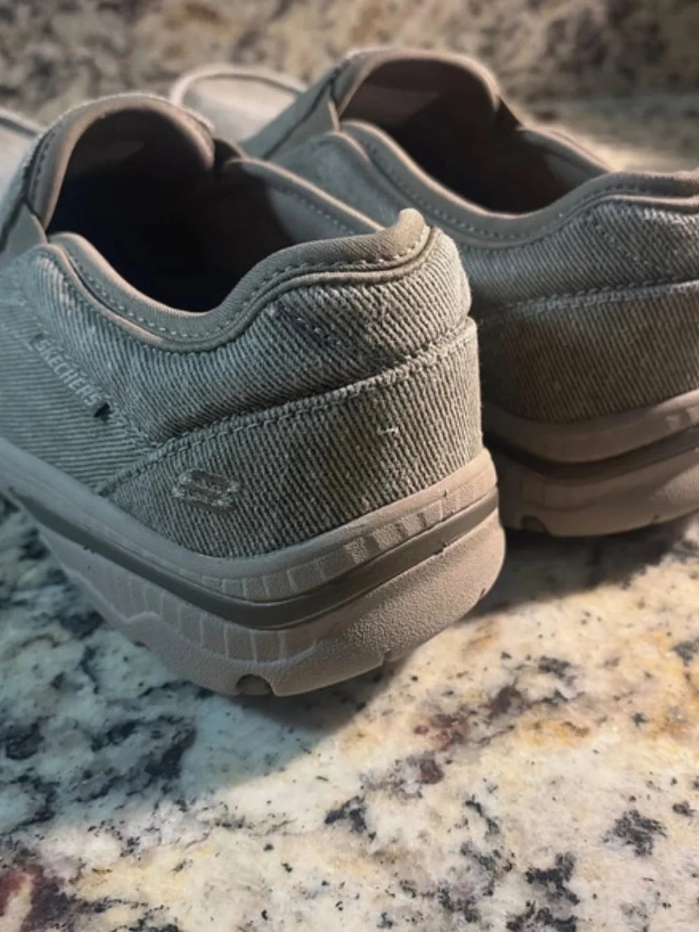 SKECHERS♦️EXTRA WIDE CASUAL SLIP IN